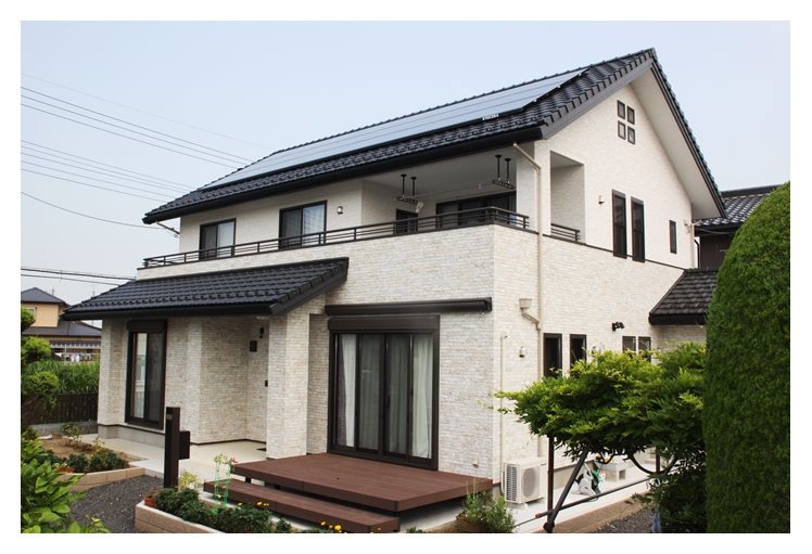 　　　　　　　　　　　　太陽光発電をのせた和洋の家。